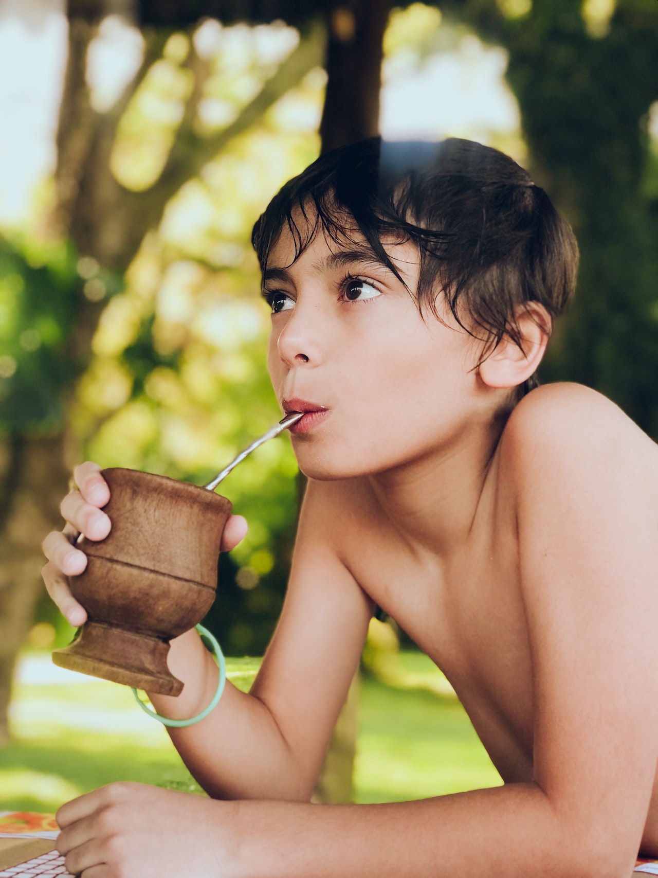 Chłopak pijący yerba mate z matero