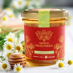 Słoik Surowego Miodu Lipowego Yerbador wśród rumianków, obok drewnianego miodownika