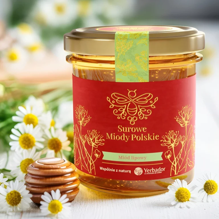 Słoik Surowego Miodu Lipowego Yerbador wśród rumianków, obok drewnianego miodownika