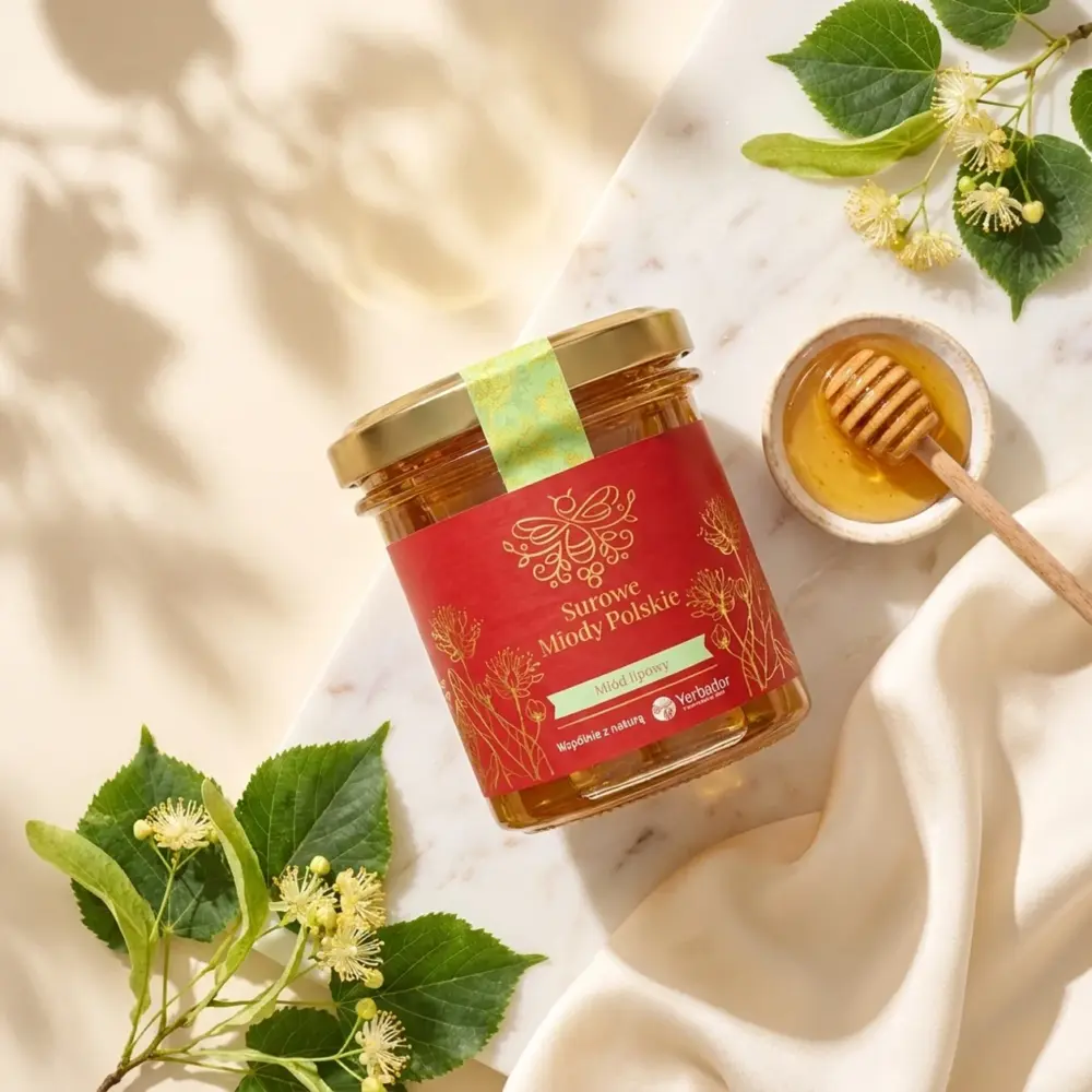 Surowy Miód Lipowy – Nuta Letniej Euforii – 400g Surowy Miód Lipowy – Nuta Letniej Euforii – 400g — kompozycja w słonecznym świetle