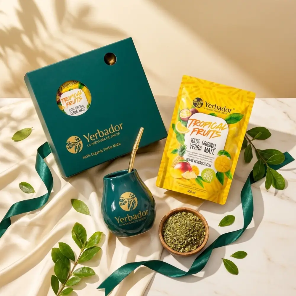 ZESTAW PREZENTOWY YERBA MATE – OWOCE TROPIKALNE ZESTAW PREZENTOWY YERBA MATE – OWOCE TROPIKALNE — kompozycja w słonecznym świetle