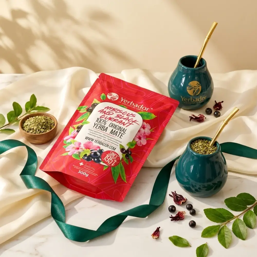 YERBA MATE – HIBISCUS I CZARNA PORZECZKA YERBA MATE – HIBISCUS I CZARNA PORZECZKA — kompozycja w słonecznym świetle