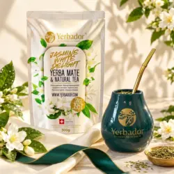 BIAŁY JAŚMIN – YERBA MATE + BIAŁA HERBATA — kompozycja w słonecznym świetle
