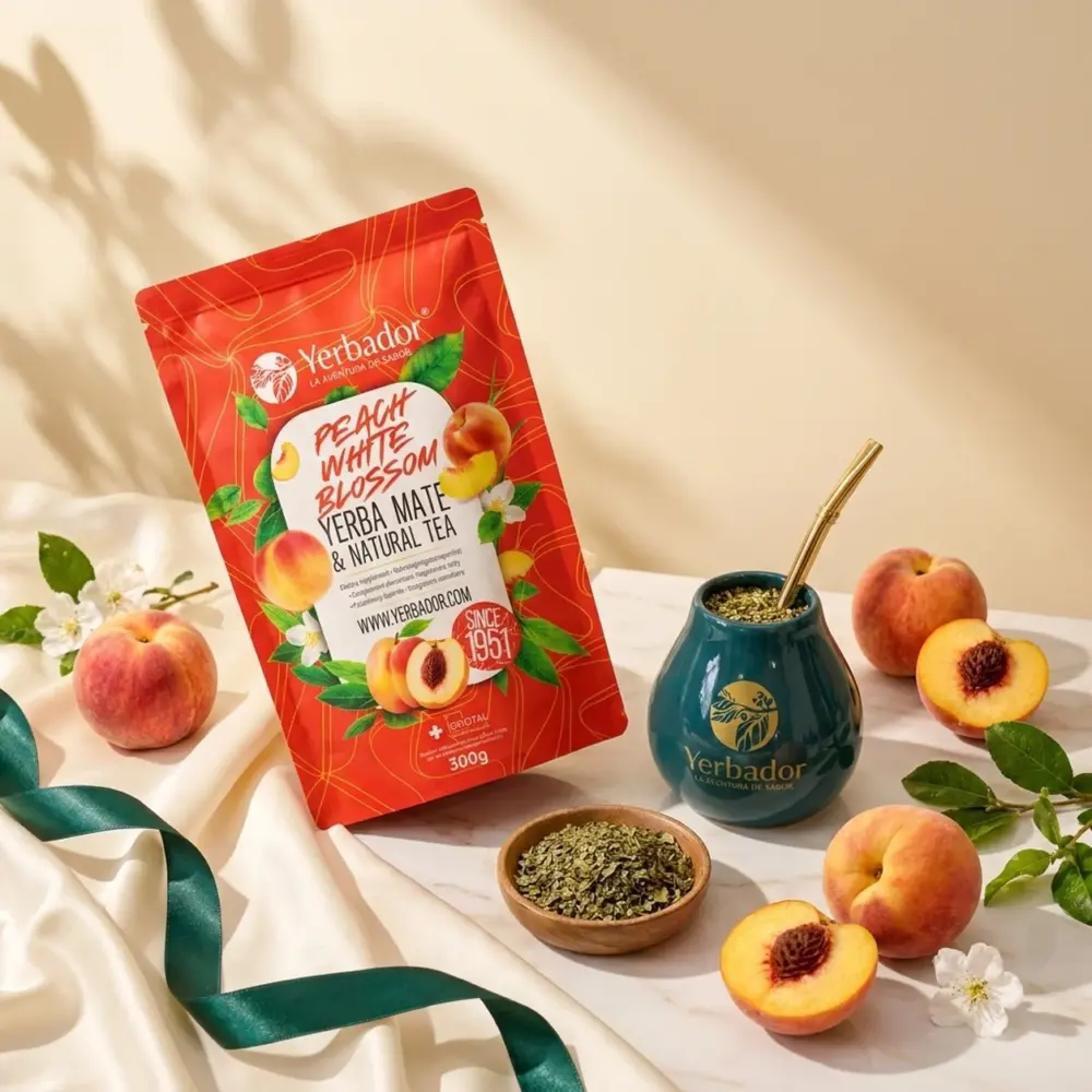 BRZOSKWINIOWY SAD – YERBA MATE + BIAŁA HERBATA BRZOSKWINIOWY SAD – YERBA MATE + BIAŁA HERBATA — kompozycja w słonecznym świetle