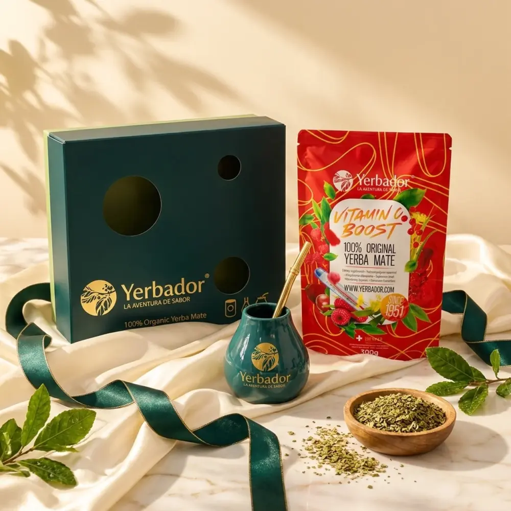 ZESTAW PREZENTOWY YERBA MATE VITAMIN C BOOST ZESTAW PREZENTOWY YERBA MATE VITAMIN C BOOST — kompozycja w słonecznym świetle