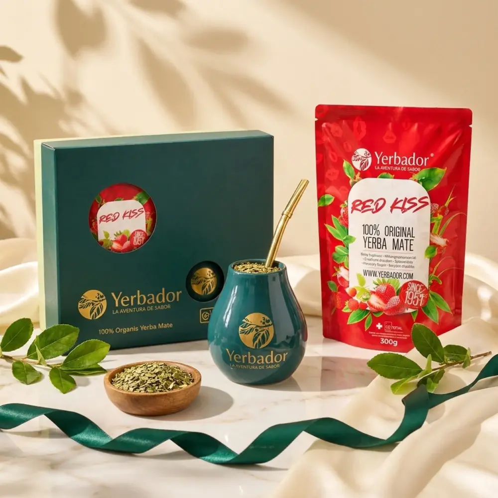 ZESTAW PREZENTOWY YERBA MATE – RED KISS ZESTAW PREZENTOWY YERBA MATE – RED KISS — kompozycja w słonecznym świetle