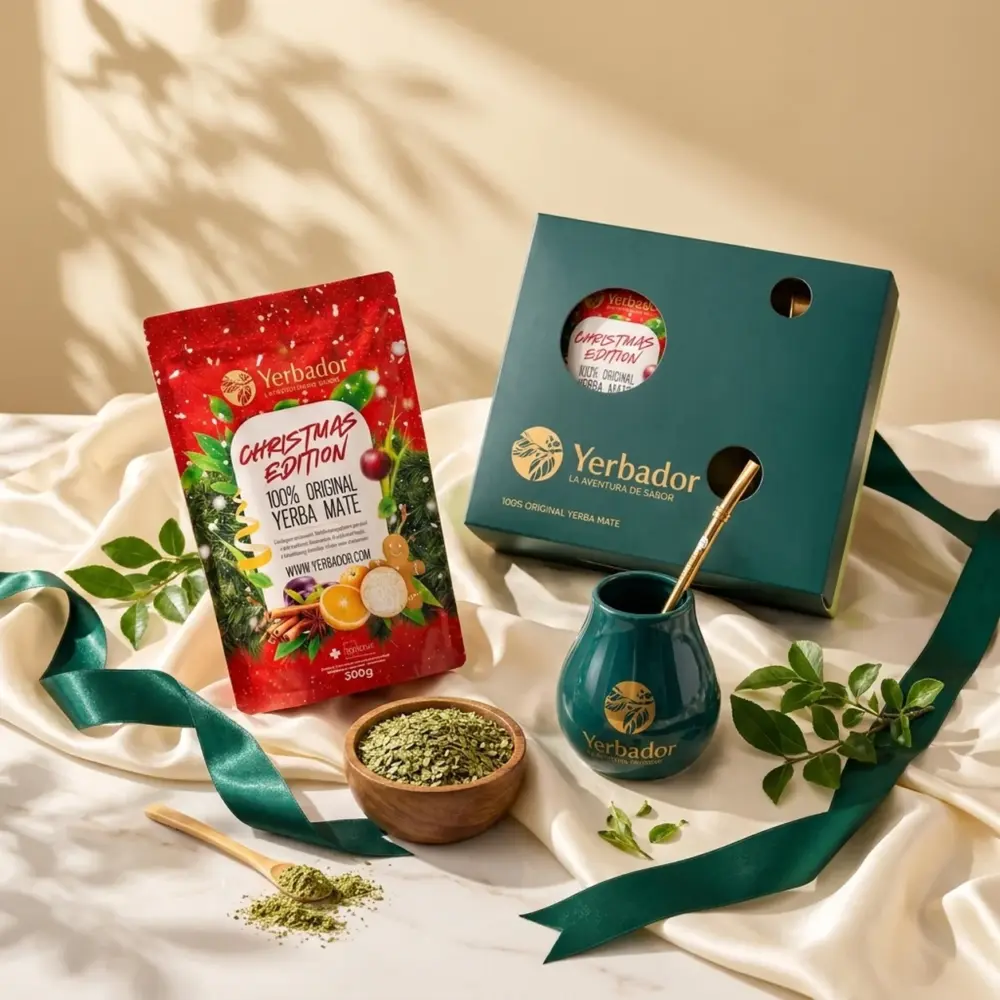 Mega Zestaw Yerba Mate CHRISTMAS EDITION – Puszka + Doypack + Matero + Bombilla Mega Zestaw Yerba Mate CHRISTMAS EDITION – Puszka + Doypack + Matero + Bombilla — kompozycja w słonecznym świetle