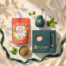 ZESTAW STARTOWY PEACH WHITE BLOSSOM – YERBA MATE + BIAŁA HERBATA — kompozycja w słonecznym świetle