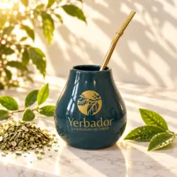 Szlachetny nabierak do Yerba Mate z drewna bukowego — kompozycja w słonecznym świetle