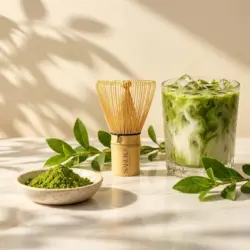 Chasen – bambusowe mieszadełko do matchy — kompozycja w słonecznym świetle