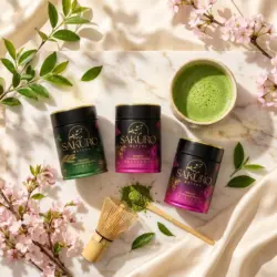 Sakuro Matcha 2× Excellence 40g + Finest 40g / suplement diety — kompozycja w słonecznym świetle