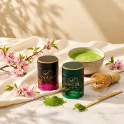 Sakuro Matcha Finest 40g + Excellence 40g / suplement diety — kompozycja w słonecznym świetle