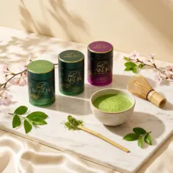 Sakuro Matcha 2× Finest 40g + Excellence 40g / suplement diety — kompozycja w słonecznym świetle