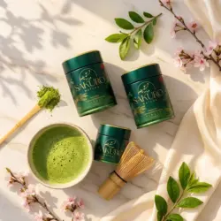 Sakuro Matcha 3× puszka Finest 40g / suplement diety — kompozycja w słonecznym świetle