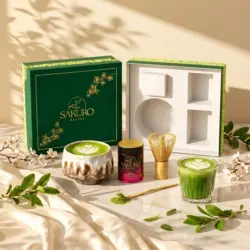 Zestaw Matchy Excellence w puszce 40g z czarką Shizuku / Suplement diety — kompozycja w słonecznym świetle