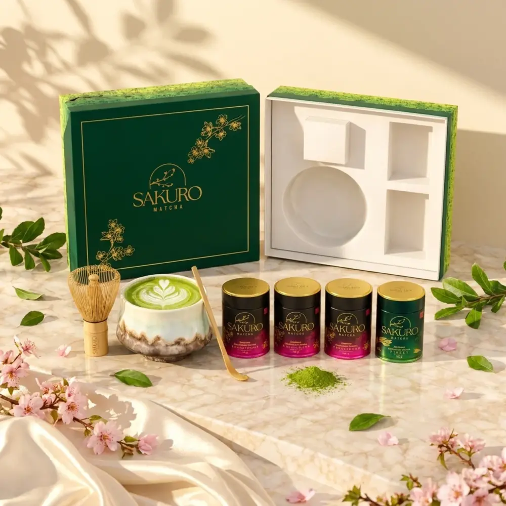 Zestaw Startowy 3× Matcha Excellence 40g 1× Matcha Finest 40g / suplement diety Zestaw Startowy 3× Matcha Excellence 40g 1× Matcha Finest 40g / suplement diety — kompozycja w słonecznym świetle
