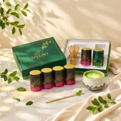 Zestaw Startowy 4× Matcha Excellence 40g 2× Matcha Finest 40g / suplement diety — kompozycja w słonecznym świetle