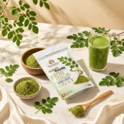 Moringa w Proszku – 100 g – Bogactwo Wapnia i Witamin A+E — kompozycja w słonecznym świetle