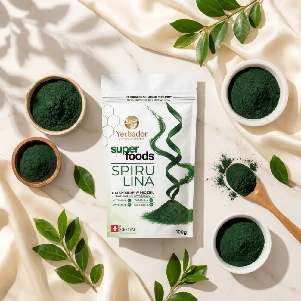Spirulina – 100 g – Źródło Żelaza i Witaminy B12 Spirulina – 100 g – Źródło Żelaza i Witaminy B12 — kompozycja w słonecznym świetle