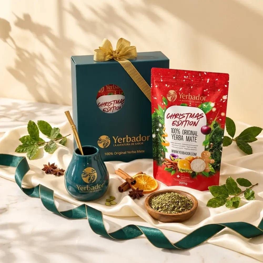 HIT! Zestaw Świąteczny Yerba korzenna + świąteczny kubek + złota słomka bombilla HIT! Zestaw Świąteczny Yerba korzenna + świąteczny kubek + złota słomka bombilla — kompozycja w słonecznym świetle