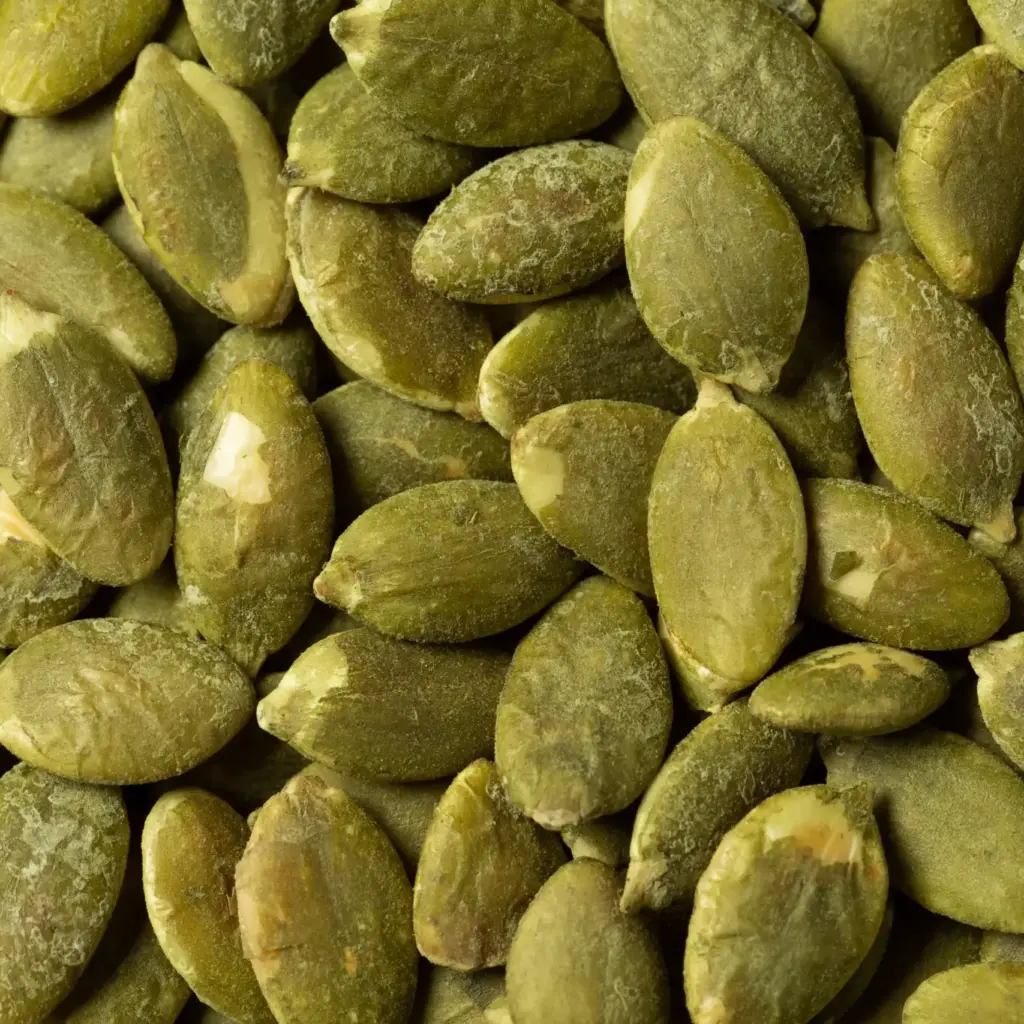 Makro zielonych łuskanych pestek dyni – widoczna faktura ziaren
