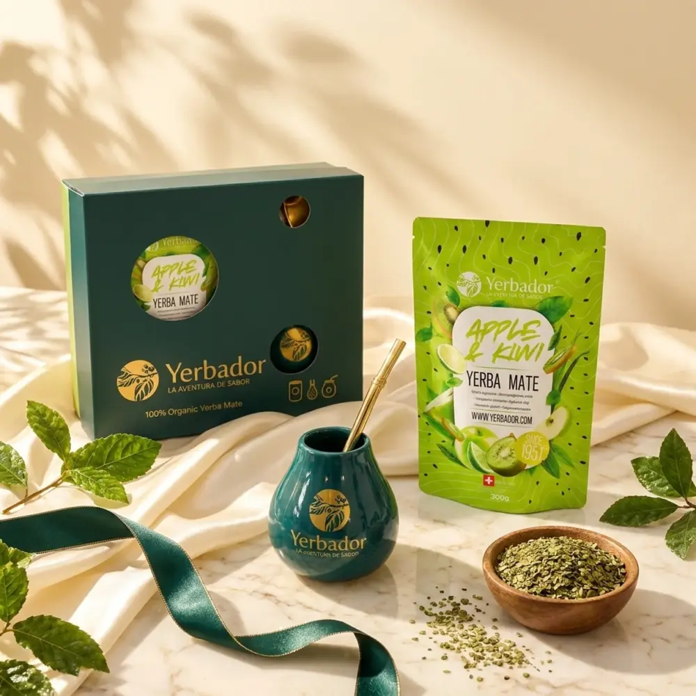 ZESTAW PREZENTOWY YERBA MATE – APPLE & KIWI ZESTAW PREZENTOWY YERBA MATE – APPLE & KIWI — kompozycja w słonecznym świetle