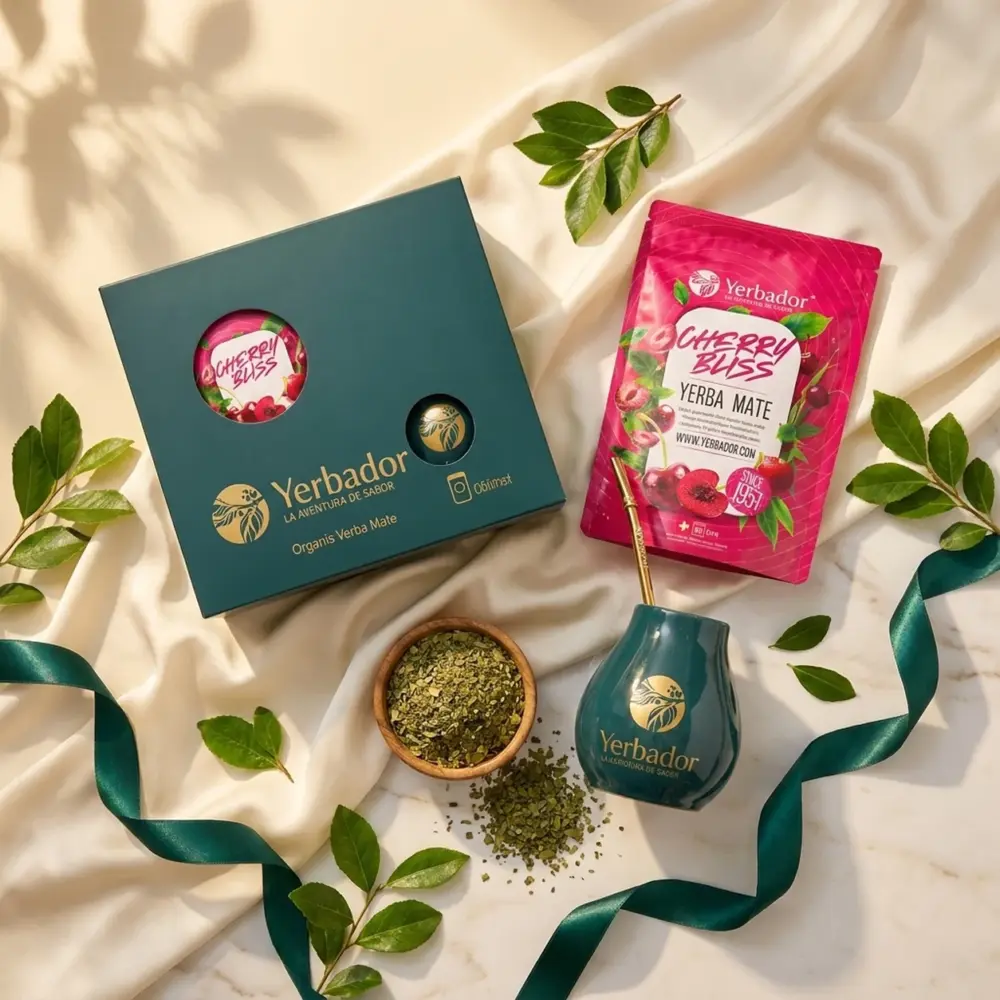 ZESTAW PREZENTOWY YERBA MATE – CHERRY BLISS ZESTAW PREZENTOWY YERBA MATE – CHERRY BLISS — kompozycja w słonecznym świetle
