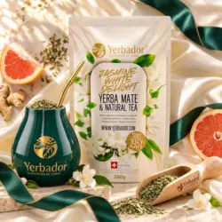 BIAŁY JAŚMIN – YERBA MATE Z BIAŁĄ HERBATĄ + NABIERAK BUKOWY — kompozycja w słonecznym świetle