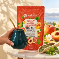 BRZOSKWINIOWY SAD – YERBA MATE + BIAŁA HERBATA + BUKOWY NABIERAK — propozycja podania