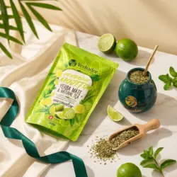 LIMONKA MOJITO  – YERBA MATE + ZIELONA HEBRATA + BUKOWY NABIERAK — kompozycja w słonecznym świetle