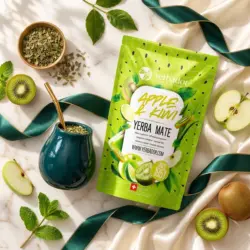 YERBA MATE – APPLE & KIWI + BUKOWY NABIERAK — kompozycja w słonecznym świetle