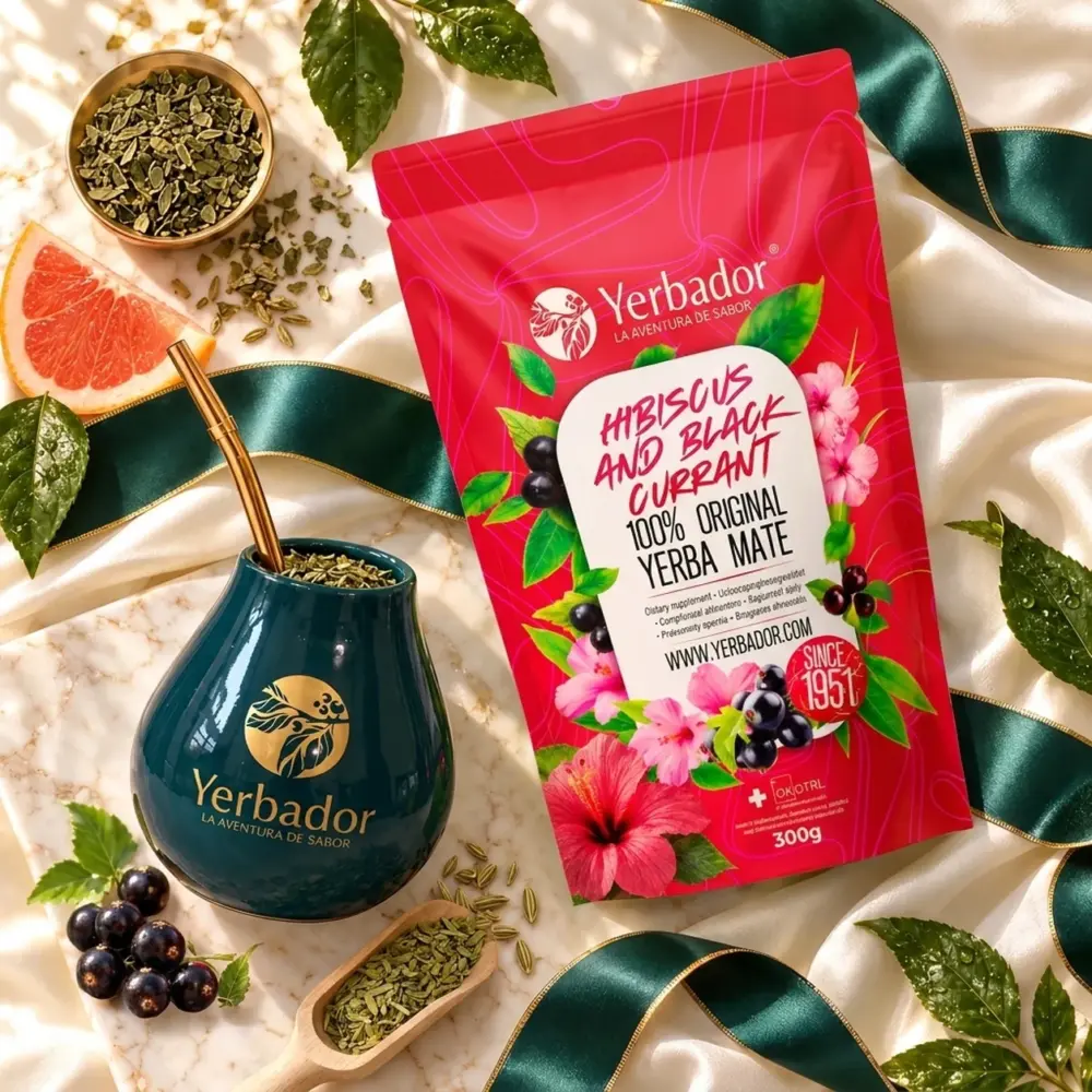YERBA MATE – HIBISCUS I CZARNA PORZECZKA + NABIERAK BUKOWY YERBA MATE – HIBISCUS I CZARNA PORZECZKA + NABIERAK BUKOWY — kompozycja w słonecznym świetle