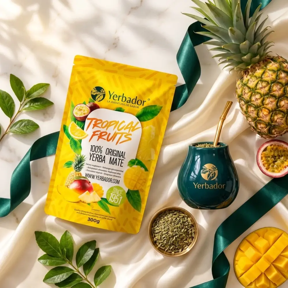 YERBA MATE – OWOCE TROPIKALNE + BUKOWY NABIERAK YERBA MATE – OWOCE TROPIKALNE + BUKOWY NABIERAK — kompozycja w słonecznym świetle