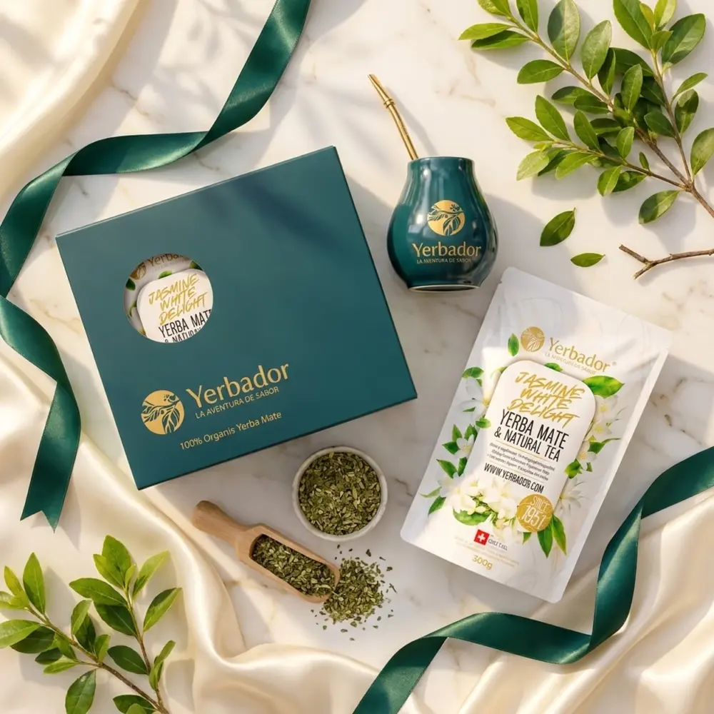 ZESTAW PREZENTOWY YERBA MATE – BIAŁY JAŚMIN + NABIERAK BUKOWY ZESTAW PREZENTOWY YERBA MATE – BIAŁY JAŚMIN + NABIERAK BUKOWY — kompozycja w słonecznym świetle
