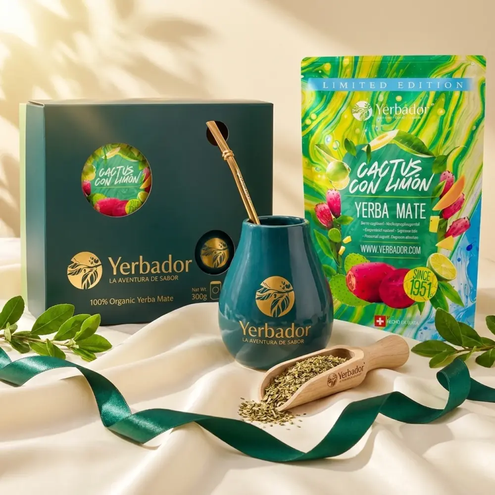 ZESTAW PREZENTOWY YERBA MATE – CACTUS CON LIMON + NABIERAK BUKOWY ZESTAW PREZENTOWY YERBA MATE – CACTUS CON LIMON + NABIERAK BUKOWY — kompozycja w słonecznym świetle