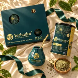 ZESTAW PREZENTOWY YERBA MATE – CHERRY BLISS + NABIERAK BUKOWY — kompozycja w słonecznym świetle