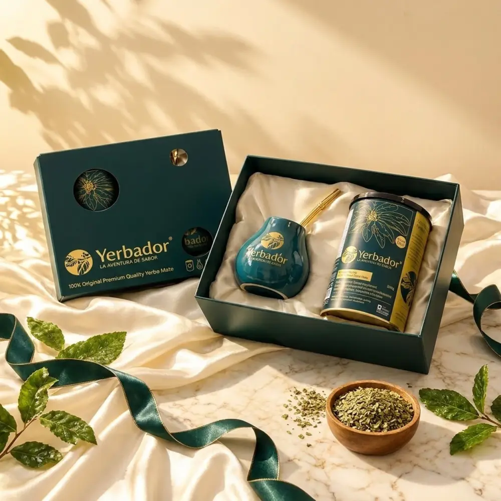 ZESTAW PREZENTOWY YERBA MATE – RED KISS + NABIERAK BUKOWY ZESTAW PREZENTOWY YERBA MATE – RED KISS + NABIERAK BUKOWY — kompozycja w słonecznym świetle