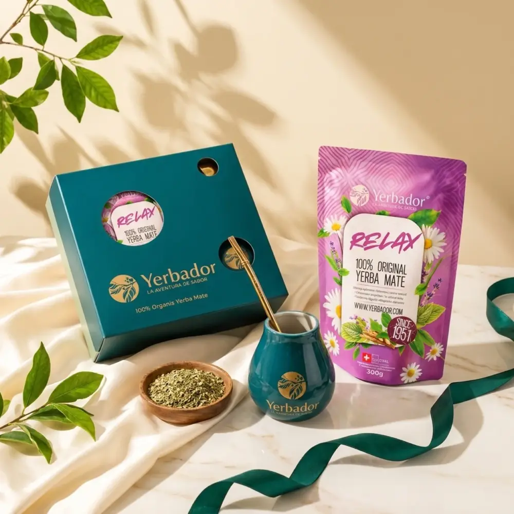 ZESTAW PREZENTOWY YERBA MATE – YERBA RELAX + NABIERAK BUKOWY ZESTAW PREZENTOWY YERBA MATE – YERBA RELAX + NABIERAK BUKOWY — kompozycja w słonecznym świetle