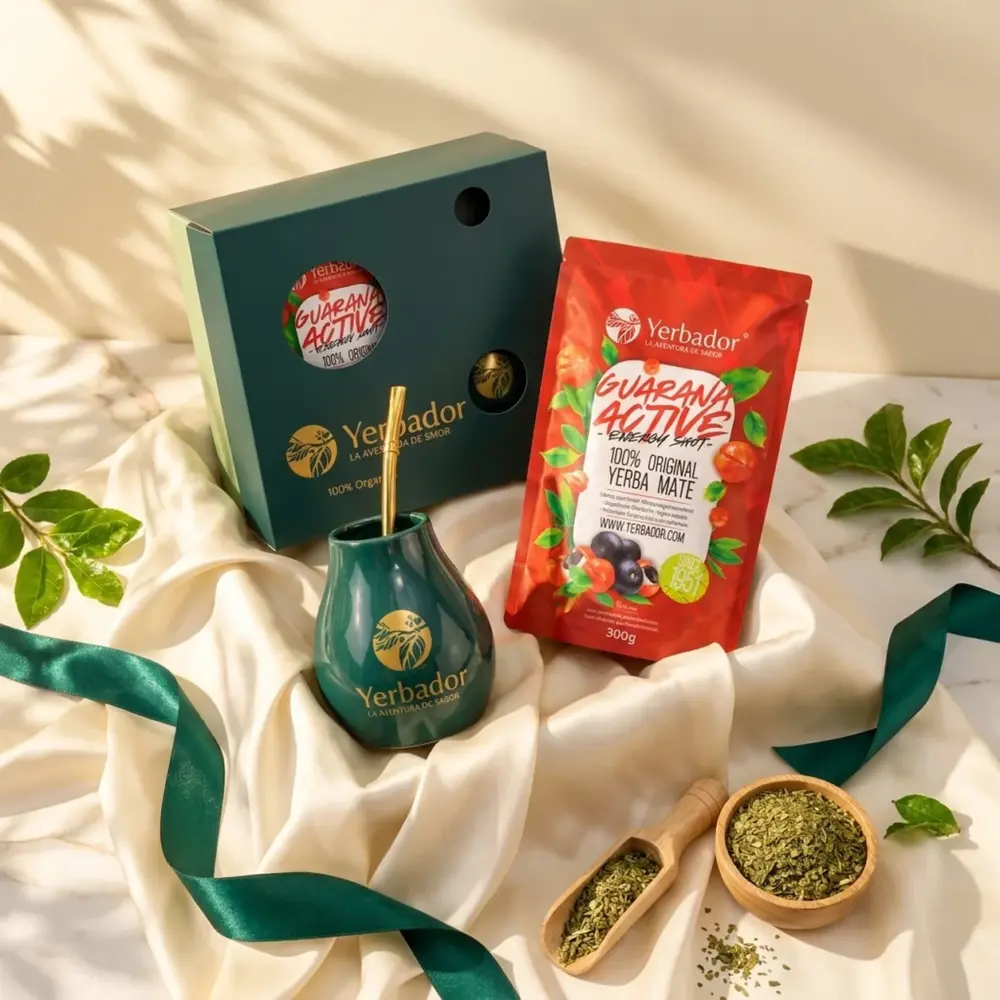ZESTAW STARTOWY – BOMBILLA + MATERO + YERBA MATE ULTRA ENERGIA – GUARANA + NABIERAK BUKOWY ZESTAW STARTOWY – BOMBILLA + MATERO + YERBA MATE ULTRA ENERGIA – GUARANA + NABIERAK BUKOWY — kompozycja w słonecznym świetle