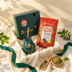 ZESTAW STARTOWY – BOMBILLA + MATERO + YERBA MATE ULTRA ENERGIA – GUARANA + NABIERAK BUKOWY — kompozycja w słonecznym świetle