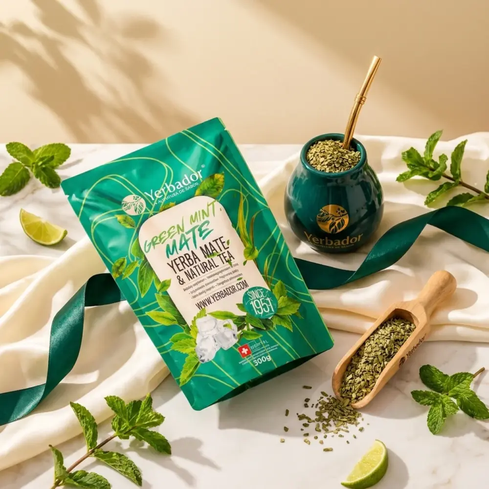ZIELONA MIĘTA – YERBA MATE + ZIELONA HERBATA + NABIERAK BUKOWY ZIELONA MIĘTA – YERBA MATE + ZIELONA HERBATA + NABIERAK BUKOWY — kompozycja w słonecznym świetle