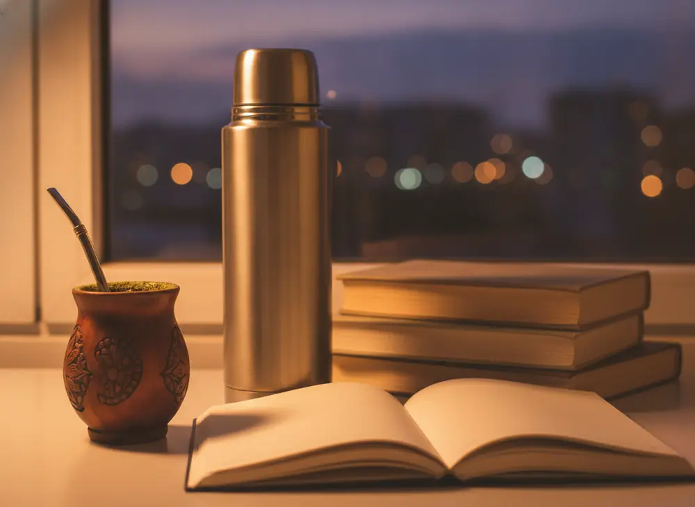 Matero z yerbą, termos i notatnik na biurku wieczorem – yerba mate na sesję w Łodzi