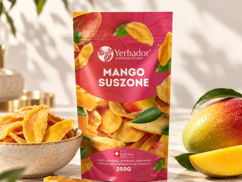 Morwa biała: plastry suszonego mango Yerbador obok świeżego, przekrojonego mango