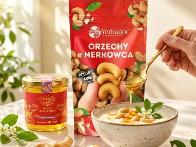 Miód polewany na jogurt z nerkowcami, obok opakowanie nerkowców i słoik miodu Yerbador