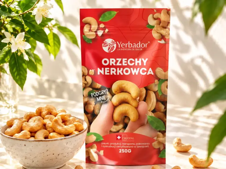 Opakowanie orzechów nerkowca Yerbador i pełna miseczka nerkowców w słońcu