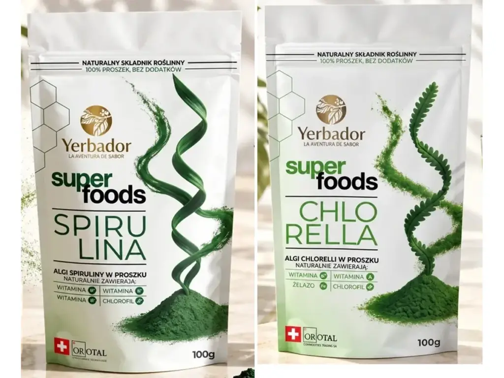 Opakowania Yerbador Superfoods Spirulina i Chlorella na białym tle