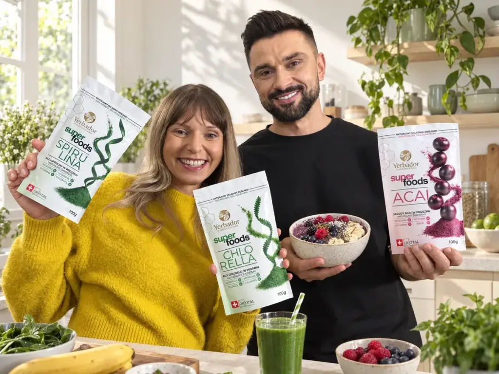 Morele suszone właściwości: para w kuchni z bowlem i opakowaniami superfoods Yerbador