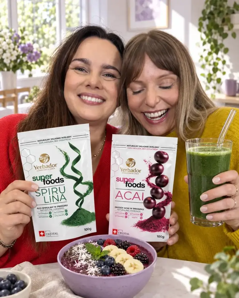 Dwie roześmiane przyjaciółki z koktajlem, bowlem i opakowaniami superfoods