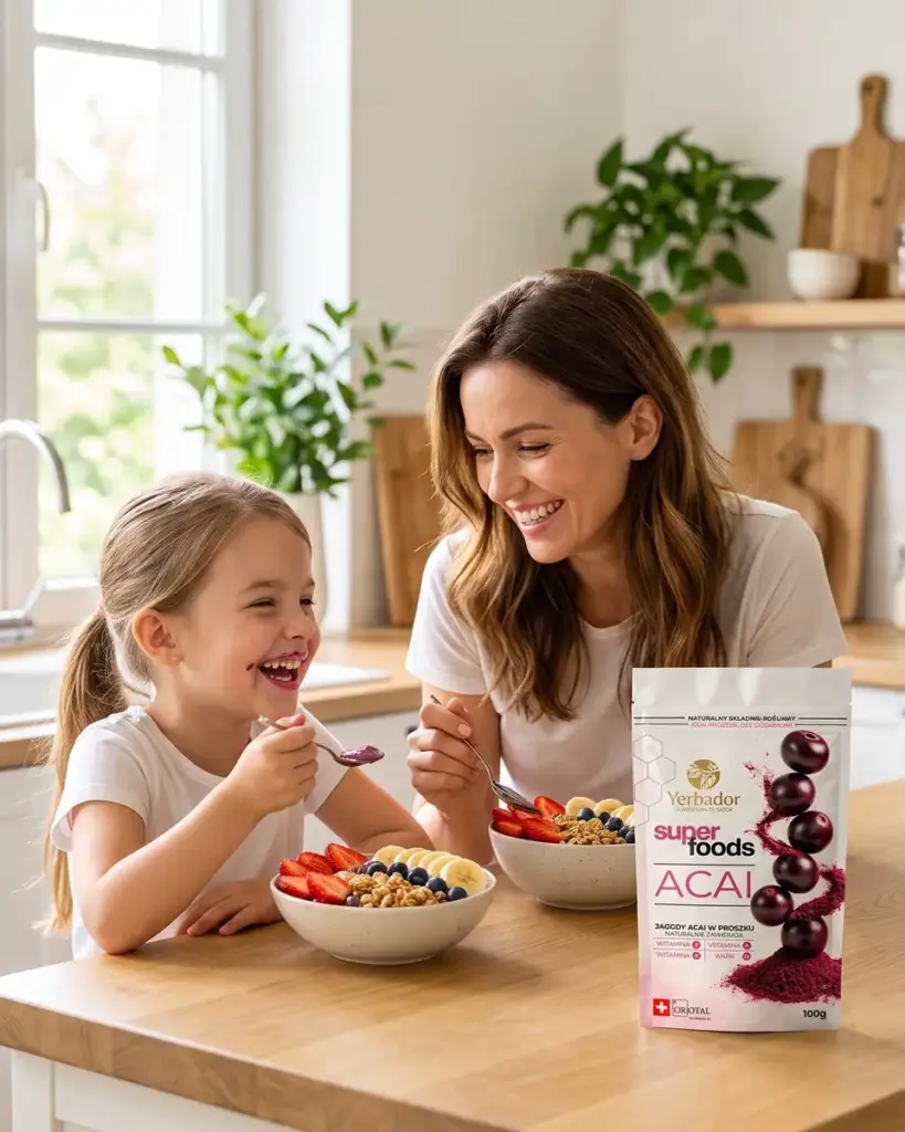 Gorzka yerba mate: mama i córka jedzą śniadaniowe bowle z açaí w słonecznej kuchni