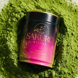 Puszka Sakuro Matcha Excellence 40 g w kopczyku jaskrawozielonej matchy ceremonialnej